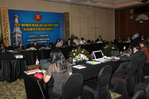 suasana konferensi menggunakan mic delegate / conference.