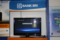 pemasangan sewa plasma tv di atas meja